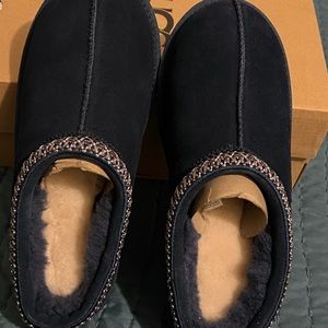 Uggs slippers can’t fit my feet are to wide for these nice slippers!!